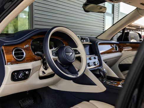 Used 2023 Bentley Bentayga AWD/4WD image 28