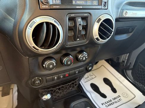 Used 2014 Jeep Wrangler Unlimited Rubicon w/ Connectivity Group AWD/4WD image 15