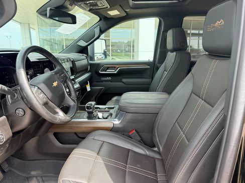 Used 2025 Chevrolet Silverado 1500 High Country w/ High Country Premium Package AWD/4WD image 9