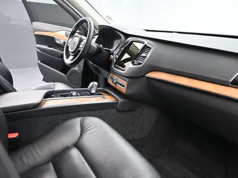 Used 2023 Volvo XC90 B6 Plus image 19