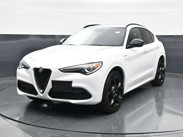 Used 2022 Alfa Romeo Stelvio Veloce AWD/4WD image 5
