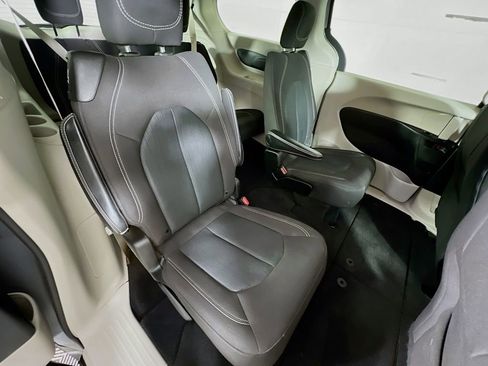 Used 2020 Chrysler Voyager LX image 26