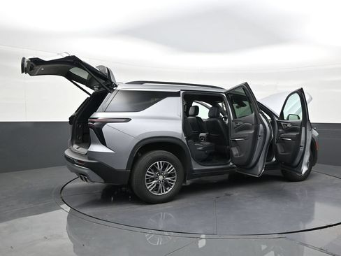 Used 2024 Chevrolet Traverse LS FWD image 26