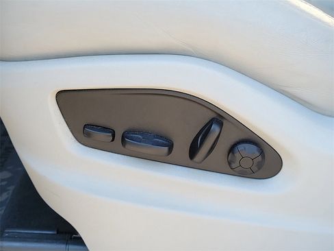 Certified 2022 Porsche Cayenne Platinum Edition image 28