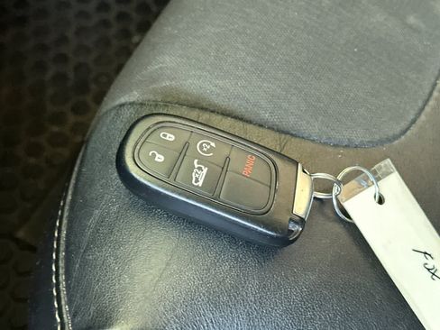 Used 2018 Jeep Cherokee Latitude Plus w/ Comfort/Convenience Group AWD/4WD image 28