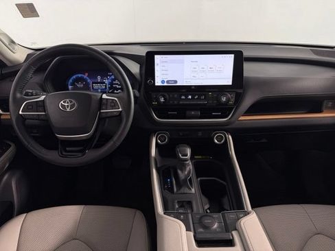 Used 2024 Toyota Grand Highlander AWD image 26