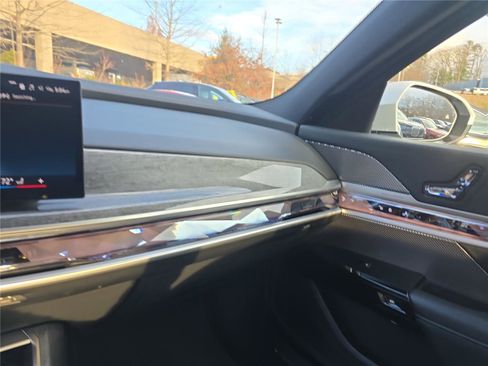 Used 2024 BMW 740i image 25