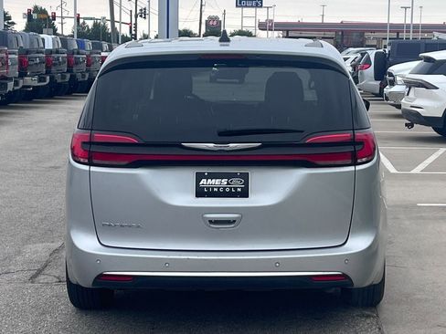 Used 2024 Chrysler Pacifica Touring-L FWD image 5