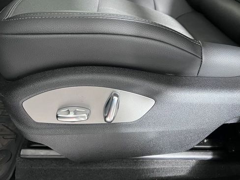 Certified 2025 Porsche Macan AWD/4WD image 26