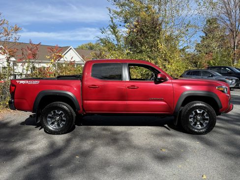 Used 2019 Toyota Tacoma TRD Off-Road image 12