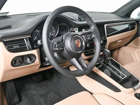 Certified 2025 Porsche Macan image 4