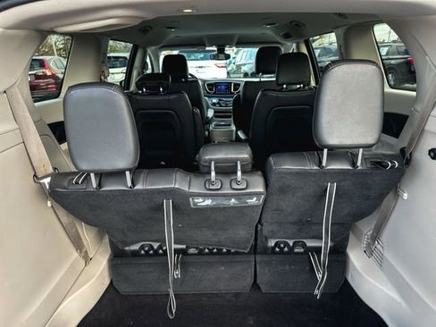 Used 2017 Chrysler Pacifica Touring-L FWD image 21