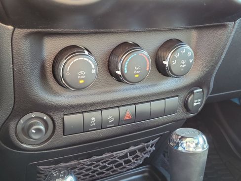 Used 2018 Jeep Wrangler Unlimited Sport S AWD/4WD image 25