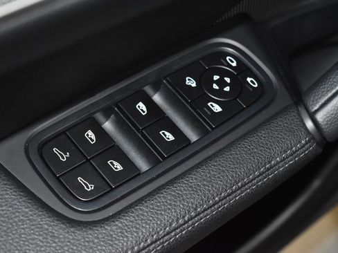 Certified 2025 Porsche Cayenne image 9