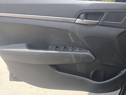 Used 2018 Hyundai Elantra SE FWD image 21