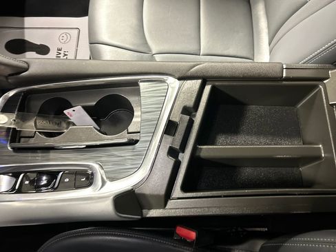 Used 2024 Buick Enclave Essence image 21