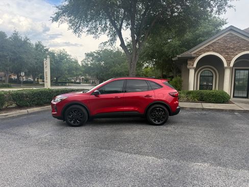Used 2025 Ford Escape Active w/ Tech Pack #1 FWD image 1