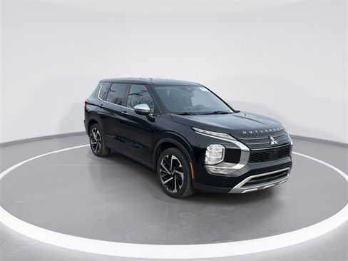 Used 2023 Mitsubishi Outlander SE image 1