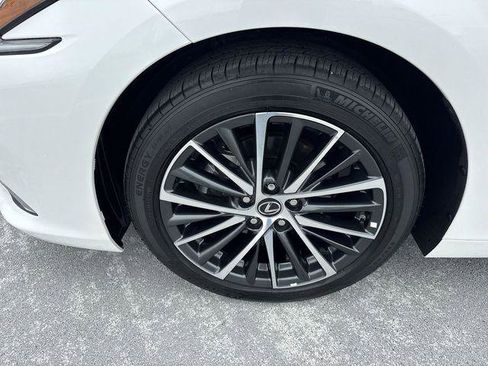 Certified 2025 Lexus ES 300h w/ Premium Package image 10