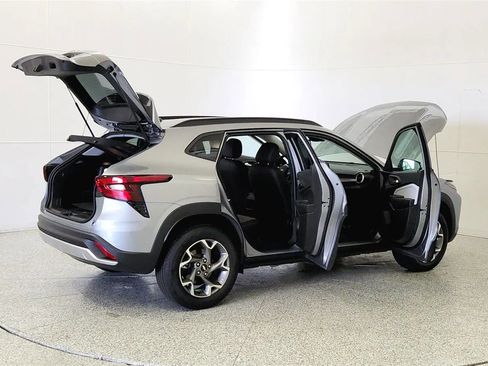 Used 2025 Chevrolet Trax LT w/ Sunroof Package FWD image 12