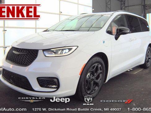 Used 2024 Chrysler Pacifica Premium image 1