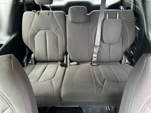 Used 2020 Chrysler Pacifica Touring w/ S Appearance Package FWD image 16