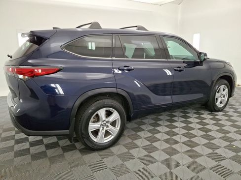 Used 2022 Toyota Highlander LE AWD/4WD image 25