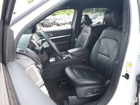 Used 2018 Ford Explorer XLT w/ Equipment Group 202A AWD/4WD image 9