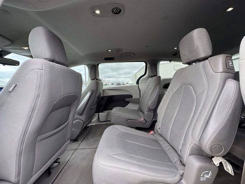 Used 2017 Chrysler Pacifica Touring image 14