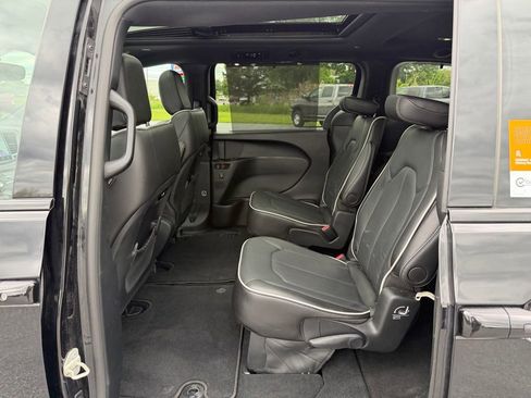 Used 2025 Chrysler Pacifica Limited FWD image 18