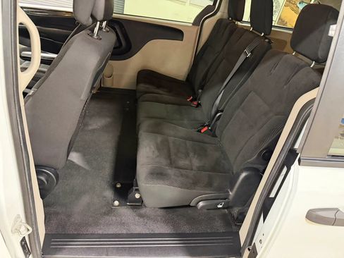 Used 2019 Dodge Grand Caravan SE FWD image 26