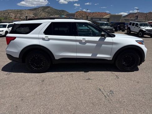 Certified 2021 Ford Explorer XLT w/ Equipment Group 202A AWD/4WD image 4