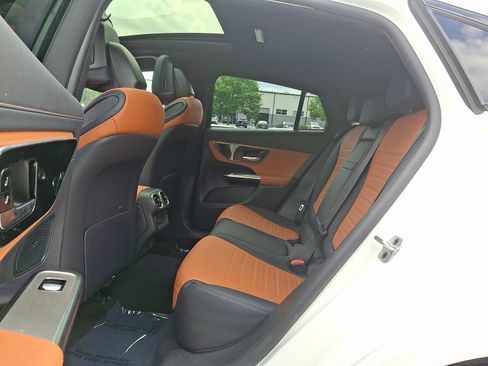 Used 2024 Mercedes-Benz GLC 300 4MATIC image 10