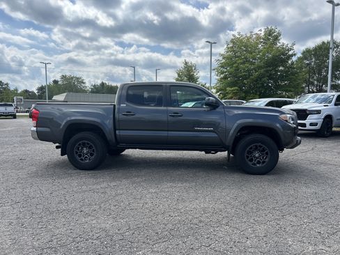 Used 2017 Toyota Tacoma SR5 w/ Tow Package AWD/4WD image 2