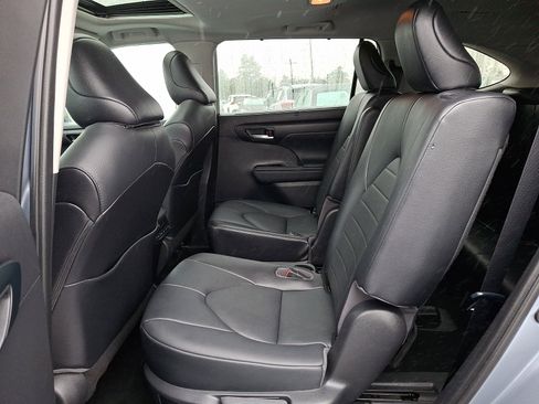 Used 2021 Toyota Highlander XLE image 10