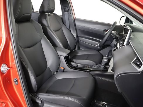 Used 2025 Toyota Corolla Cross XLE image 27