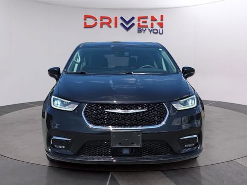 Used 2024 Chrysler Pacifica Limited FWD image 9
