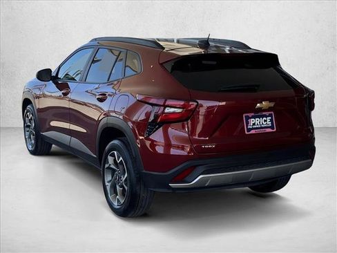 Used 2025 Chevrolet Trax LT FWD image 3