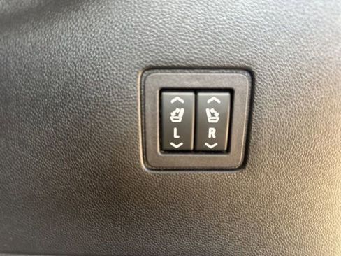 Used 2021 Chevrolet Traverse High Country image 38