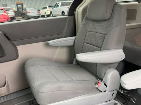 Used 2009 Chrysler Town & Country Touring image 32