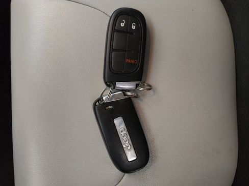 Used 2020 Jeep Cherokee Latitude Plus FWD image 32