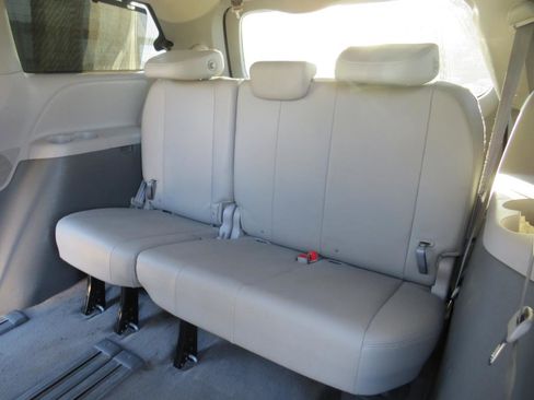 Used 2018 Toyota Sienna XLE FWD image 38