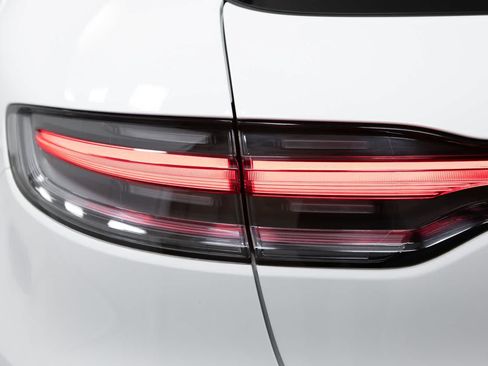 Certified 2024 Porsche Macan AWD/4WD image 18