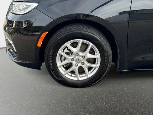 Used 2024 Chrysler Pacifica Touring-L image 11