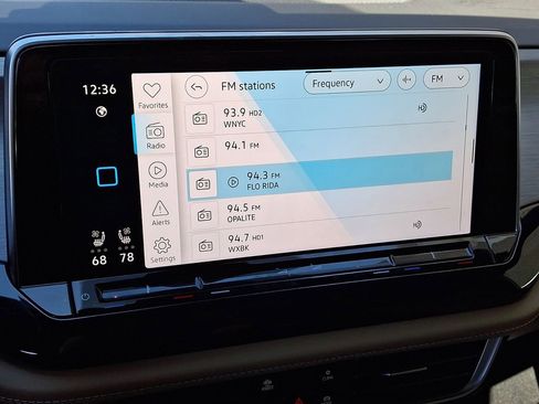 Certified 2025 Volkswagen Atlas Cross Sport SE w/ Panoramic Sunroof Package image 18