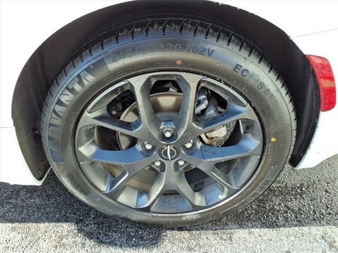 Used 2025 Chrysler Pacifica Limited image 33