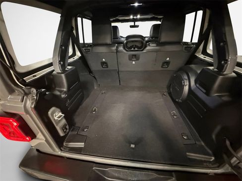 Used 2022 Jeep Wrangler Unlimited Sahara image 25
