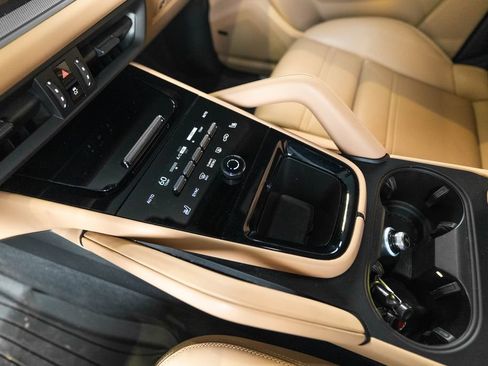 Certified 2024 Porsche Cayenne AWD/4WD image 24