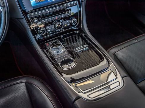 Used 2016 Jaguar XJ image 33