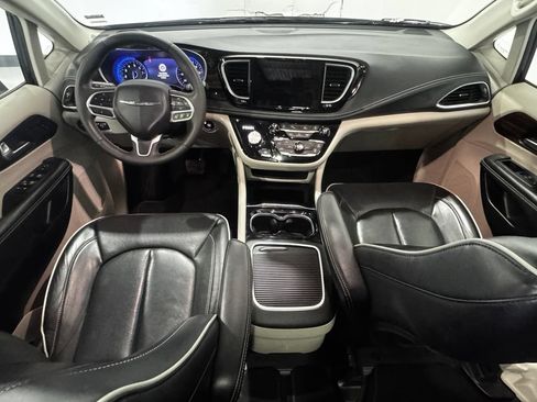 Used 2024 Chrysler Pacifica Limited FWD image 31